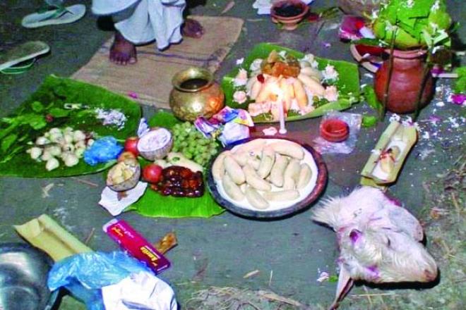 ভূত-প্রেত-জিনের আছর তাড়াতে বরগুনার তালতলীর পিকে স্কুল মাঠে পাঁঠা বলিসহ নানা রকমের ঝাড়ফুঁকের আয়োজন করে স্থানীয়রা। ছবিটি ১৭ মে, ২০১৫ তারিখ রবিবার রাতের। ছবি কৃতজ্ঞতা : কালের কণ্ঠ ।